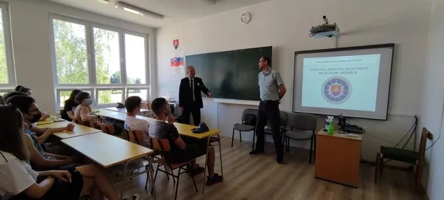 Prednáška problematiky Obchodovania s ľuďmi so žiakmi rajeckého gymnázia.  (2)