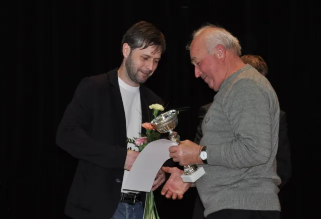 Najlepší športovec športového klubu za rok 2013, Peter Veselý - KMF Rajec; ocenenie prevzal otec 