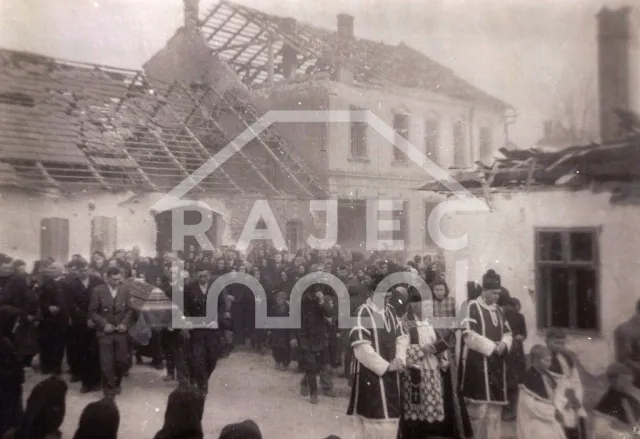 Zbombardovaný Rajec - pohreb obete bombardovania p. Jozefa Jančoviča; 8.4.1945