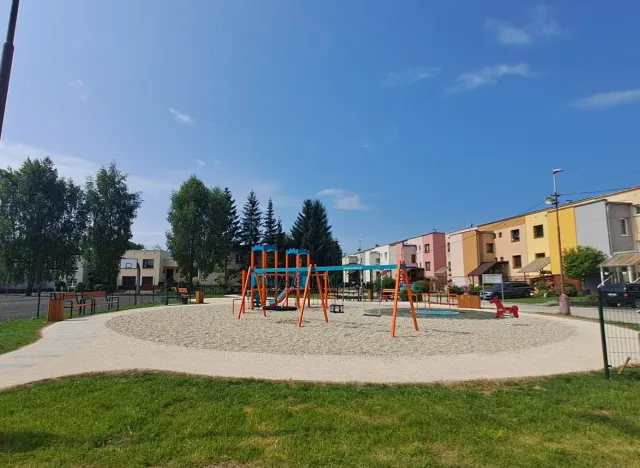 Porovnanie stavu pred realizáciu a po realizácii projektu „Stavebné úpravy detského ihriska na Haškovej ulici v Rajci“_005