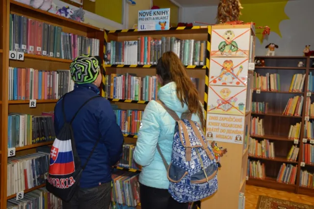 004_Čitatelia Mestskej knižnice v Rajci si vyberajú z noviniek zakúpených s podporou FPU (1)