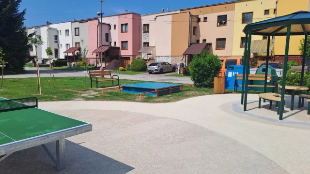 Porovnanie stavu pred realizáciu a po realizácii projektu „Stavebné úpravy detského ihriska na Haškovej ulici v Rajci“_009