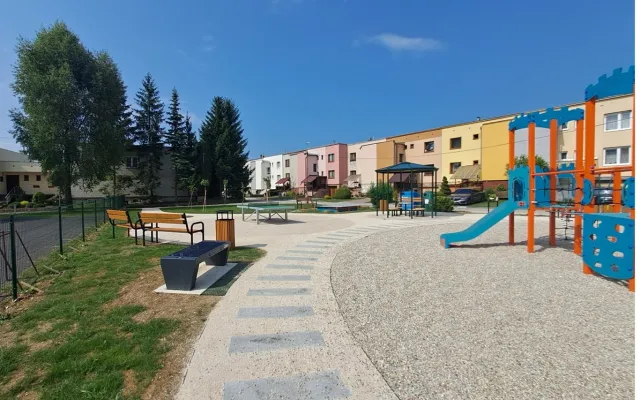 Porovnanie stavu pred realizáciu a po realizácii projektu „Stavebné úpravy detského ihriska na Haškovej ulici v Rajci“_010
