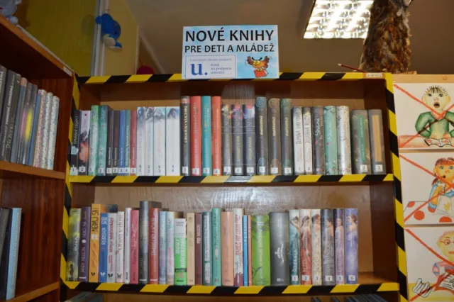 003_Zakúpené knihy umiestnené v samostatnom regáli označeným logom FPU