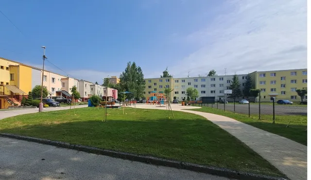 Porovnanie stavu pred realizáciu a po realizácii projektu „Stavebné úpravy detského ihriska na Haškovej ulici v Rajci“_007