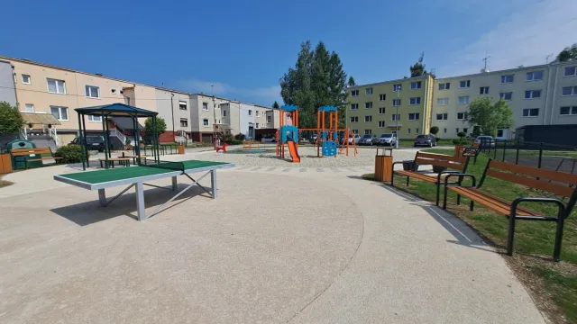 Porovnanie stavu pred realizáciu a po realizácii projektu „Stavebné úpravy detského ihriska na Haškovej ulici v Rajci“_002