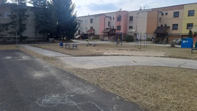 Porovnanie stavu pred realizáciu a po realizácii projektu „Stavebné úpravy detského ihriska na Haškovej ulici v Rajci“_008