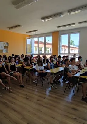 Prednáška problematiky Obchodovania s ľuďmi so žiakmi rajeckého gymnázia.  (5)