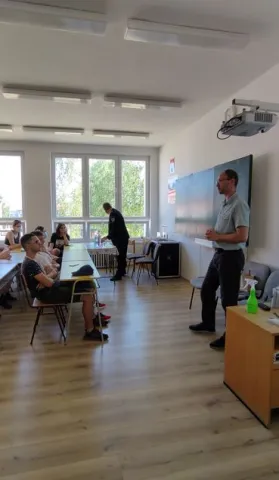Prednáška problematiky Obchodovania s ľuďmi so žiakmi rajeckého gymnázia.  (4)
